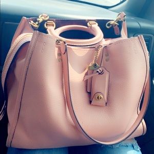 Coach 1941 Rogue 31 in Peony